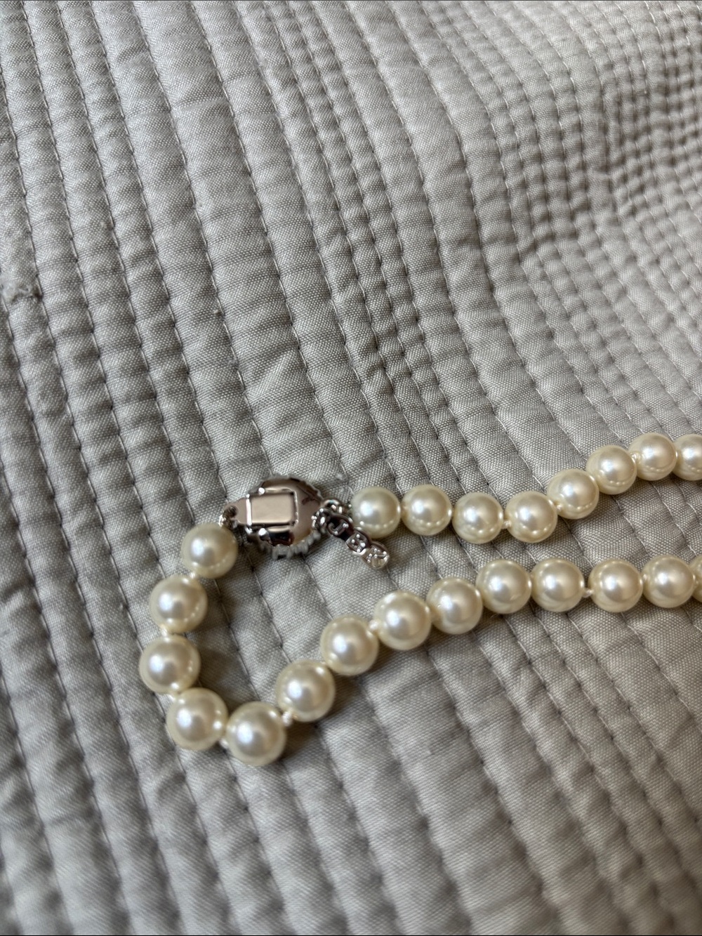 JBK Single strand faux pearl w/crystal flower clasp - Picture 2 of 5